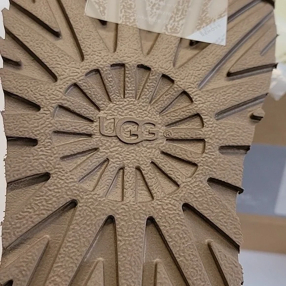 UGG Treadmill short boot - Picture 7 of 7